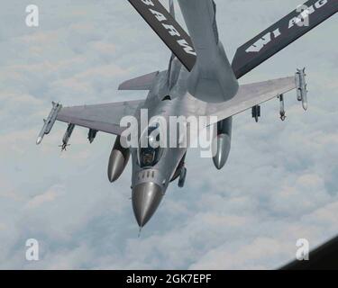 Eine F-16 Fighting Falcon, die dem 148. Kampfflügel der Minnesota Air National Guard, Duluth Minnesota, zugewiesen wurde, erhält Treibstoff von einem KC-135 Stratotanker, der dem 128. Lufttankflügel der Wisconsin Air National Guard, General Mitchell Air National Guard Base, Wisconsin, Während der Arbeitgeberunterstützung der Garde und des „Boss Lift“ der Reserve am 25. August 2021. ESGR ist ein Programm des Verteidigungsministeriums, das 1972 ins Leben gerufen wurde, um die Zusammenarbeit und das Verständnis zwischen Mitgliedern des Reserve Component Service und ihren zivilen Arbeitgebern zu fördern. Stockfoto