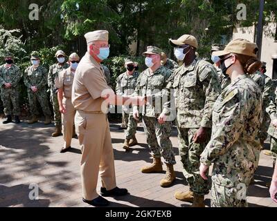 DER US Navy Surgeon General RADM Bruce Gillingham trifft sich mit Seeleuten an Bord von NMRTC Bremerton und NMRTU Everett, um die Bedeutung der medizinischen Bereitschaft und die entscheidende Rolle der Menschen und Plattformen von Navy Medicine für die Machtprojektion unserer Navy zu diskutieren. Stockfoto