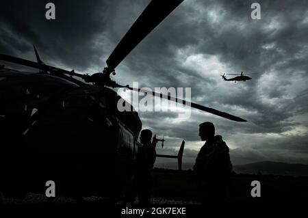 Sgt. Francisco Silva (links) und Chief Warrant Officer Two (CW2) Jean Rodriguez (rechts) von der Puerto Rico Army National Guard Aviation steigen ihren Hubschrauber UH-72 aus, nachdem sie von einer Aufklärungsmission über La hatte, Haiti, am 25. August 2021 zurückgekehrt sind. Die PRANGA-Wachmänner waren ein wesentlicher Teil der von der USAID geleiteten Hilfsmaßnahmen und haben bereits 12 Aufklärungsflüge durchgeführt, um den Zustand einer Vielzahl lokaler Infrastrukturen wie Krankenhäuser, Schulen und Straßen aus der Luft zu beurteilen. Stockfoto