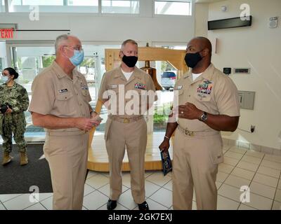 DER US Navy Surgeon General RADM Bruce Gillingham trifft sich mit Seeleuten an Bord von NMRTC Bremerton und NMRTU Everett, um die Bedeutung der medizinischen Bereitschaft und die entscheidende Rolle der Menschen und Plattformen von Navy Medicine für die Machtprojektion unserer Navy zu diskutieren. Stockfoto