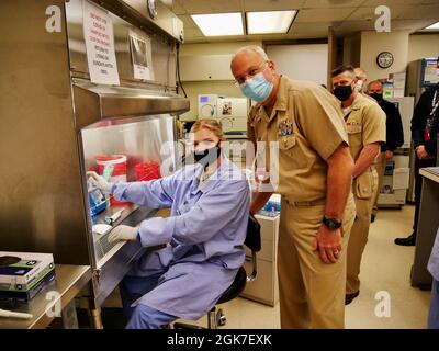 DER US Navy Surgeon General RADM Bruce Gillingham trifft sich mit Seeleuten an Bord von NMRTC Bremerton und NMRTU Everett, um die Bedeutung der medizinischen Bereitschaft und die entscheidende Rolle der Menschen und Plattformen von Navy Medicine für die Machtprojektion unserer Navy zu diskutieren. Stockfoto