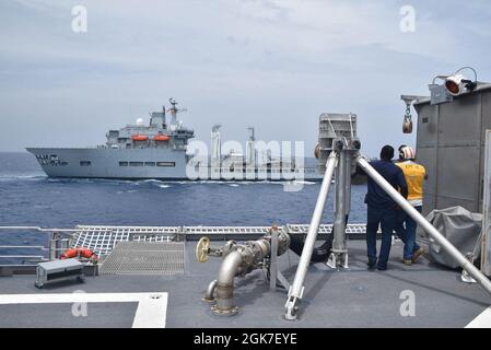 210825-N-N3764-0003 KARIBISCHES MEER - (AUG 25, 2021) – der schnelle Flottentanker des Royal Fleet Auxiliary of United Kingdom RFA Wave Knight (A389) dampft neben dem Expeditionsschiff USNS Burlington (T-EPF 10) der Spearhead-Klasse, 25. August 2021. Burlington und Wave Knight unterstützen nach einem Erdbeben der Stärke 7.2 am 14. August 2021 humanitäre Hilfe und Katastrophenhilfe (HADR) in Haiti. Stockfoto