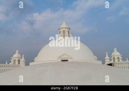 Weißgetünchtes Dach einer Kathedrale in Leon, Nicaragua Stockfoto