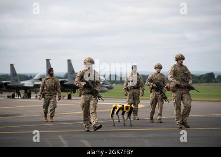 Mitglieder der Sicherheitskräfte des 48th Fighter Wing und Truppen der RAF Leeming führen während der Agile Liberty 21-2, 25. August 2021, eine gemeinsame Patrouille mit ihrem neuen Boston Dynamics Spot-Roboter durch. Der 48th Fighter Wing führt regelmäßig gemeinsame Übungen mit den britischen Streitkräften durch, um unsere Interoperabilität und die Fähigkeiten im Bereich der agilen Bekämpfung von Beschäftigung zu demonstrieren und zu verbessern, wozu auch der Einsatz neuer Technologien zur Steigerung ihrer Effektivität gehört. Stockfoto