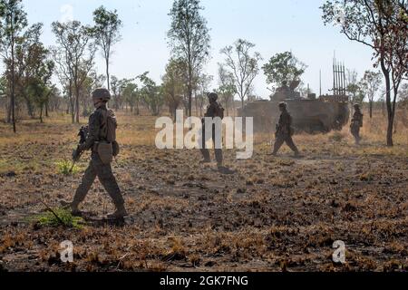 U.S. Marines mit Company B., 1. Bataillon, 7. Marine-Regiment (verstärkt), Marine Rotational Force – Darwin, gehen in Einklang mit einem australischen M113 AS4 Armored Personnel Carrier, um ein Ziel während einer Probelauf im Bradshaw Field Training Area, NT, Australien, 25. August 2021 zu sichern. Die Probeläufe waren in Vorbereitung auf ein Live-Feuer-Event zwischen Marines und der australischen Armee für die Übung Koolendong. Die Übung Koolendong bestätigt die Fähigkeit von MRF-D und der australischen Verteidigungskraft, Expeditions- und Kontrolloperationen durchzuführen, was das gemeinsame Engagement für demonstriert Stockfoto