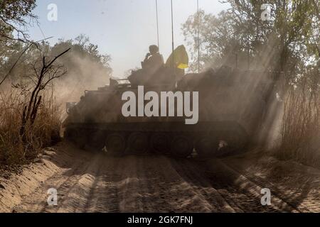 Ein Soldat der australischen Armee sitzt im Turm eines australischen Panzerpersonalträgers M113AS4, der vor Beginn einer Probefahrt im Bradshaw Field Training Area, NT, Australien, am 25. August 2021 auf einen Zielpunkt zufährt. Die Probeläufe waren in Vorbereitung auf ein Live-Feuer-Event zwischen Marines und der australischen Armee für die Übung Koolendong. Übung Koolendong bestätigt die Fähigkeit der Marine Rotationstruppe – Darwins und der australischen Verteidigungskräfte, Expeditions- und Kontrolloperationen durchzuführen, was die gemeinsame Verpflichtung zeigt, bereit zu sein, auf einen Cri zu reagieren Stockfoto