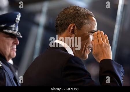 Präsident Barack Obama begrüßt Militärdienstmitglieder, während er die Eröffnungsparade vom Überprüfungsstand auf der Pennsylvania Avenue in Washington, D.C., am 21. Januar 2013 beobachtet. (Offizielles Foto des Weißen Hauses von Pete Souza) Dieses offizielle Foto des Weißen Hauses wird nur zur Veröffentlichung durch Nachrichtenorganisationen und/oder zum persönlichen Druck durch die Betreffzeile(en) des Fotos zur Verfügung gestellt. Das Foto darf in keiner Weise manipuliert werden und darf nicht in kommerziellen oder politischen Materialien, Anzeigen, E-Mails, Produkten oder Werbeaktionen verwendet werden, die in irgendeiner Weise eine Genehmigung oder Billigung des nahelege Stockfoto