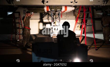 Ein Waffenteam des 2. Flugzeug-Wartungsgeschwaders lädt eine Mk-62-Schnellschlagmine auf eine B-52H-Stratofortress zur Unterstützung einer Trainingsübung auf der Barksdale Air Force Base, Louisiana, 25. August 2021. Die B-52 ist in der Lage, sowohl Marineminen als auch konventionelle und nukleare Waffen zu transportieren und einzusetzen. Stockfoto