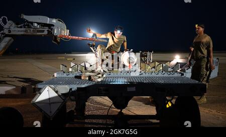 Ein Waffenteam des 2. Flugzeugwartungsgeschwaders überführt eine Mk-62 Quickstrike-Marinemine zur Unterstützung einer Trainingsübung auf der Barksdale Air Force Base, Louisiana, 25. August 2021. Die 2. AMXS Waffenlader-Besatzungen haben die Möglichkeit, Marineminen sowie konventionelle und nukleare Waffen zu laden. Stockfoto