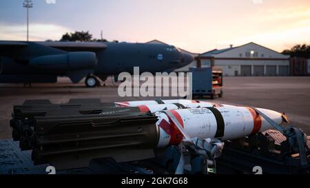 MK-62 die Marineminen von Quickstrike befinden sich vor einer B-52H-Stratofortress auf dem Luftwaffenstützpunkt Barksdale, Louisiana, 25. August 2021. Die B-52 ist in der Lage, sowohl Marineminen als auch konventionelle und nukleare Waffen zu transportieren und einzusetzen. Stockfoto