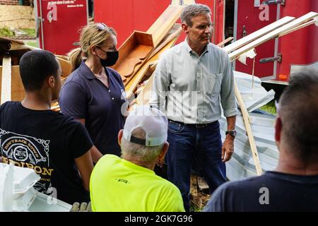 Waverly, TN (25. August 2021) - Freiwillige der Southern Baptist Disaster Relief sprechen mit der FEMA-Verwaltungsrätin Deanne Criswell und dem Gouverneur Bill Lee über ihre Erfahrungen bei der Unterstützung von Überlebenden der jüngsten Überschwemmungen in Waverly, Tennessee. Robert Kaufmann/FEMA Stockfoto