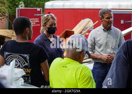 Waverly, TN (25. August 2021) - Freiwillige der Southern Baptist Disaster Relief sprechen mit der FEMA-Verwaltungsrätin Deanne Criswell und dem Gouverneur Bill Lee über ihre Erfahrungen bei der Unterstützung von Überlebenden der jüngsten Überschwemmungen in Waverly, Tennessee. Robert Kaufmann/FEMA Stockfoto