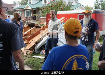 Waverly, TN (25. August 2021) - Freiwillige und Überlebende der Katastrophenhilfe der Southern Baptist sprechen mit Gouverneur Bill Lee und FEMA-Administrator Criswell über ihre Erfahrungen aus den jüngsten Überschwemmungen in Waverly, Tennessee. Robert Kaufmann/FEMA Stockfoto