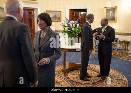 Präsident Barack Obama begrüßt den Bürgermeister von Philadelphia, Michael Nutter, während Vizepräsident Joe Biden mit der Bürgermeisterin von Baltimore, Stephanie Rawlings-Blake, während er am 23. Januar 2014 im Blauen Raum des Weißen Hauses einen Empfang für die US-Bürgermeisterkonferenz hielt. (Offizielles Foto des Weißen Hauses von Pete Souza) Dieses offizielle Foto des Weißen Hauses wird nur zur Veröffentlichung durch Nachrichtenorganisationen und/oder zum persönlichen Druck durch die Betreffzeile(en) des Fotos zur Verfügung gestellt. Das Foto darf in keiner Weise manipuliert werden und darf nicht in kommerziellen oder politischen Materialien, Anzeigen, E-Mails, Stockfoto