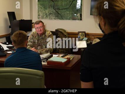 Maj. General Greg Knight, der Adjutant General von Vermont, bereitet sich auf ein Interview mit Jack Thurston von NECN am 26. August 2021 in Camp Johnson, Vermont, vor. Knight beantwortete Fragen bezüglich der Anwesenheit eines Kontingents von Soldaten des 3. Bataillons, der 172. Infanterie (Berg), des 86. Brigadenkampfteams (Berg) in Kabul, Afghanistan, um die Operation Allies Refuge zu unterstützen, eine Bemühung, US-Streitkräfte und gefährdete Afghanen aus dem Land zu evakuieren. Stockfoto