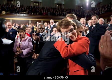 24. Januar 2012 „einer der denkwürdigsten Momente des Jahres war, als der Präsident die Republikanerin Gabrielle Giffords umarmte, als er auf den Boden der Kammer des Repräsentantenhauses im US-Kapitol ging, um seine jährliche Rede zur Lage der Union zu halten.“ (Offizielles Foto des Weißen Hauses von Pete Souza) Dieses offizielle Foto des Weißen Hauses wird nur zur Veröffentlichung durch Nachrichtenorganisationen und/oder zum persönlichen Druck durch die Betreffzeile(en) des Fotos zur Verfügung gestellt. Das Foto darf in keiner Weise manipuliert werden und darf nicht in kommerziellen oder politischen Materialien, Werbung, E-Mails, Produkten oder Werbeaktionen verwendet werden Stockfoto