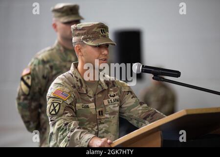 William Clark, Kapitän der US-Armee, scheidender Kommandant der Hauptquartiere und Hauptquartiersgesellschaft, 1. Kampfluftfahrtbrigade (1 KABINE), gibt seine letzten Bemerkungen als Kommandant der Firma während einer Zeremonie zur Änderung des Kommandos in den Storck Barracks, Deutschland, am 26. August 2021 ab. Clark gab das Kommando während DES Einsatzes VON 1CAB nach Europa zur Unterstützung von Atlantic Resolve auf, das durch multinationale Schulungen und Sicherheitskooperationen einsatzbereite und verdrossene, kampfglaubwürdige Kräfte zur Verfügung stellt. Stockfoto