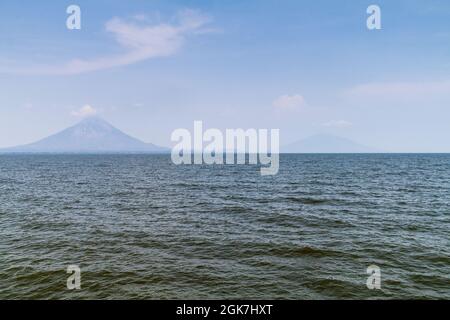 Ometepe Insel in Nicaragua See. Vulkane Concepcion links und Maderas rechts. Stockfoto