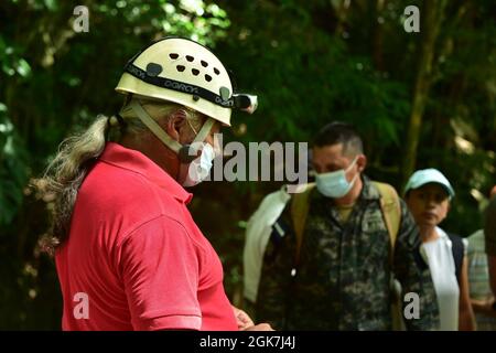 Desiderio Reyes, honduranisches Institut für Anthropologie, informiert US- und honduranische Dienstmitglieder vor einer Tour durch die Talgua-Höhlen in Catacamas, Olancho, 26. August. Dienstmitglieder mit Joint Task Force-Bravo, Vertreter von Blue Shield International, dem Virginia Museum of Natural History, dem honduranischen Institut für Anthropologie und honduranischen Militärkräften haben sich zu einem fachlichen Austausch zusammengetan, um zu erfahren, wie Kulturerbestätten im Departement Olancho identifiziert werden können. Reyes entdeckte die Höhlen im Jahr 1994 und führt noch Studien über die dort gefundenen Überreste durch. Stockfoto