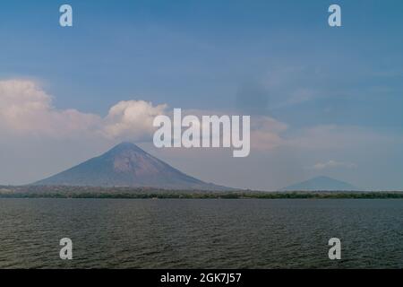 Ometepe Insel in Nicaragua See. Vulkane Concepcion links und Maderas rechts. Stockfoto