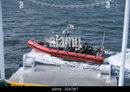 Mitglieder des Teams West der US Coast Guard Maritime Security Response patrouillieren am Donnerstag, den 26. August 2021, während einer Strafverfolgungsübung im Columbia River zwischen Washington und Oregon in einer Sicherheitszone. Die MSRT der Küstenwache ist eine taktische Einheit, die sich auf die Bekämpfung des Terrorismus im Seeverkehr und die Durchsetzung risikoreichen Rechts spezialisiert hat. Stockfoto