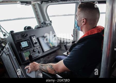 Feuerwehrmann Lee Green führt Steuermanntraining auf einem 45-Fuß-Boot-Medium in Brunswick, Georgia, am 26. August 2021 durch. Jede Woche bringt Station Brunswick zwei Boote in Gang, um die Qualifikationsstandards für Besatzungsmacht zu trainieren und aufrechtzuerhalten. ( Stockfoto