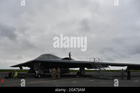 Ein STEALTH-Bomber B-2 Spirit, der der Whiteman Air Force Base, Missouri, zugewiesen wurde, erhält im August 26 2021 eine routinemäßige Wartungsinspektion auf dem Keflavik Air Base, Island. Die Wartungsflugzeugen zeigen eine vollständige Force-Integration mit einer kombinierten Einheit des 509. Und 131. Bombenflügels während des ersten Einsatzes des Tarnbombers nach Island. Durch Einsätze außerhalb der arktischen Region ist die einzige Tarnbomberflotte jederzeit und überall auf der Welt für jede Mission bereit. Stockfoto
