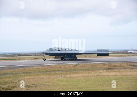 Ein B-2 Spirit Stealth-Bomber landet auf dem Keflavik Air Base, Island, 26. August 2021. Die Tarnkappenbomber wurden mit Royal Air Force Typhoon-Kampfflugzeugen integriert, um eine Bomber Task Force Europe-Mission zu unterstützen, um die Interoperabilität und die Fähigkeiten mit NATO-Verbündeten und Partnern im gesamten europäischen Raum zu verbessern. Stockfoto