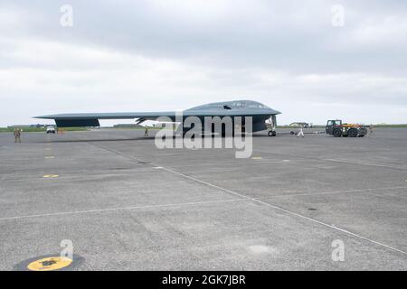 Flieger, die den 131. Und 509. Wartungsgeschwadern zugewiesen wurden, schleppen einen Stealth-Bomber B-2 Spirit auf dem Keflavik Air Base, Island, 26. August 2021. Die Tarnkappenbomber wurden mit Royal Air Force Typhoon-Kampfflugzeugen integriert, um eine Bomber Task Force Europe-Mission zu unterstützen, um die Interoperabilität und die Fähigkeiten mit NATO-Verbündeten und Partnern im gesamten europäischen Raum zu verbessern. Stockfoto
