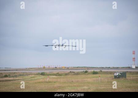 Ein B-2 Spirit Stealth-Bomber landet auf dem Keflavik Air Base, Island, 26. August 2021. Die Tarnkappenbomber wurden mit Royal Air Force Typhoon-Kampfflugzeugen integriert, um eine Bomber Task Force Europe-Mission zu unterstützen, um die Interoperabilität und die Fähigkeiten mit NATO-Verbündeten und Partnern im gesamten europäischen Raum zu verbessern. Stockfoto