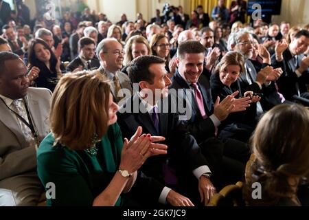 David Plouffe, zweiter von links, erhält Beifall, als Präsident Barack Obama Plouffe für seinen Dienst bei einer Veranstaltung im Ostsaal des Weißen Hauses am 25. Januar 2013 dankt. Neben Plouffe sitzen die Kommunikationsdirektorin Jennifer Palmieri, links, Senior Advisor Dan Pfeiffer und Alyssa Mastromonaco, stellvertretender Stabschef von Ops. (Offizielles Foto des Weißen Hauses von Pete Souza) Dieses offizielle Foto des Weißen Hauses wird nur zur Veröffentlichung durch Nachrichtenorganisationen und/oder zum persönlichen Druck durch die Betreffzeile(en) des Fotos zur Verfügung gestellt. Das Foto darf in keiner Form manipuliert werden Stockfoto