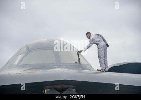 Flugleute, die den 131. Und 509. Wartungsgeschwadern zugewiesen wurden, führen nach dem Flug Wartungsarbeiten an einem B-2 Spirit Stealth-Bomber auf der Keflavik Air Base, Island, am 26. August 2021 durch. Die Tarnkappenbomber wurden mit Royal Air Force Typhoon-Kampfflugzeugen zur Unterstützung einer Bomber Task Force-Mission integriert, um die Interoperabilität und die Fähigkeiten mit NATO-Verbündeten und -Partnern im gesamten europäischen Theater zu verbessern. Stockfoto