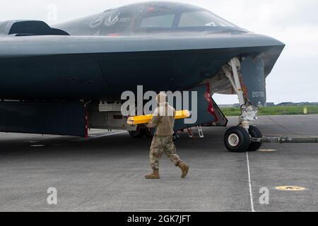 Flugleute, die den 131. Und 509. Wartungsgeschwadern zugewiesen wurden, führen nach dem Flug Wartungsarbeiten an einem B-2 Spirit Stealth-Bomber auf der Keflavik Air Base, Island, am 26. August 2021 durch. Die Tarnkappenbomber wurden mit Royal Air Force Typhoon-Kampfflugzeugen zur Unterstützung einer Bomber Task Force-Mission integriert, um die Interoperabilität und die Fähigkeiten mit NATO-Verbündeten und -Partnern im gesamten europäischen Theater zu verbessern. Stockfoto