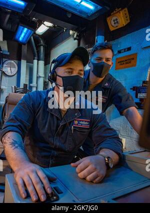 PHILIPPINISCHES MEER (Aug 26, 2021) Sonar Technician 2nd Class Ben Anderson aus Northglenn, Colorado, und Sonar Technician 2nd Class Mavrik McMeekan aus Dixon, Ill., stehen an Bord des Arleigh Burke-Klasse Lenkraketen-Zerstörers USS Barry (DDG 52) zur Unterstützung VON MALABAR 2021. Barry ist derzeit im Einsatz und unterstützt Commander, Task Force 71 (CTF 71)/Destroyer Squadron 15 (DESRON 15), die größte vorwärtseingesetzte DESRON der Marine und die wichtigste Surface Force der 7. US-Flotte. Stockfoto