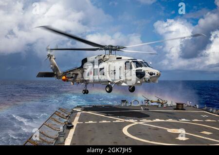 PHILIPPINISCHES MEER (Aug 26, 2021) Während MALABAR 2021 landet Ein Superhawk der japanischen Maritime Self-Defense Force auf dem Flugdeck des Arleigh Burke-Klasse Lenkflugkörper-Zerstörers USS Barry (DDG 52). Barry ist derzeit im Einsatz und unterstützt Commander, Task Force 71 (CTF 71)/Destroyer Squadron 15 (DESRON 15), die größte vorwärtseingesetzte DESRON der Marine und die wichtigste Surface Force der 7. US-Flotte. Stockfoto