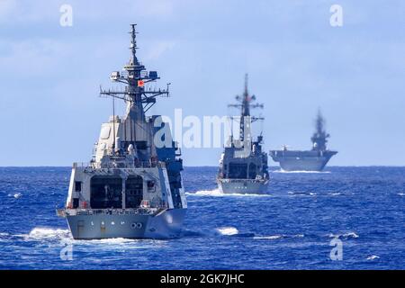 PHILIPPINISCHES MEER (Aug 26, 2021) – Schiffe der japanischen Maritime Self-Defense Force, der Royal Australian Navy und der Indian Navy segeln in Formation mit dem Arleigh Burke-Klasse Lenkraketen-Zerstörer USS Barry (DDG 52) während MALABAR 2021. Barry ist derzeit im Einsatz und unterstützt Commander, Task Force 71 (CTF 71)/Destroyer Squadron 15 (DESRON 15), die größte vorwärtseingesetzte DESRON der Marine und die wichtigste Surface Force der 7. US-Flotte. Stockfoto