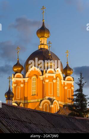 Beleuchtete Spitze der alten Kirche der Kreuzerhöhung in der Abenddämmerung im August. Tichvin Himmelfahrtskloster der Theotokos. Leningrad, Stockfoto