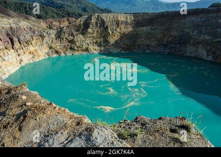 Einer der beiden östlichen Kelimutu-Kraterseen. Central Flores, East Nusa Tenggare, Indonesien. Stockfoto