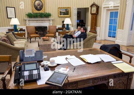 Präsident Barack Obama diskutiert seine Rede zur Lage der Union mit dem Direktor der Sprecherabteilung Cody Keenan im Oval Office am 27. Januar 2014. (Offizielles Foto des Weißen Hauses von Pete Souza) Dieses offizielle Foto des Weißen Hauses wird nur zur Veröffentlichung durch Nachrichtenorganisationen und/oder zum persönlichen Druck durch die Betreffzeile(en) des Fotos zur Verfügung gestellt. Das Foto darf in keiner Weise manipuliert werden und darf nicht in kommerziellen oder politischen Materialien, Anzeigen, E-Mails, Produkten oder Werbeaktionen verwendet werden, die in irgendeiner Weise die Zustimmung oder Billigung des Präsidenten, der ersten Familie oder t nahelege Stockfoto