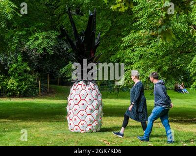 London, Großbritannien. September 2021. Rosie Wylie, Pienapple 2020 - abschließende Vorbereitungen für die Frieze Sculpture, eine der größten Freiluftausstellungen in London, einschließlich Arbeiten internationaler Künstler im Regent's Park vom 14. September. Kredit: Guy Bell/Alamy Live Nachrichten Stockfoto