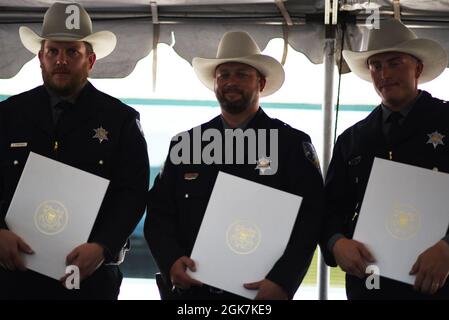 Links, Casey Humphries, Sean Flynn und Thomas Hamblin, Wildtieraufseher des Nevada Department of Wildlife, wurden am Freitag im Regionalbüro des Nevada Department of Wildlife ausgezeichnet. Flynn wurde von dem Konteradmiral Brian Penoyer, dem Kommandanten der elften Küstenwache, die silberne Lebensrettungsmedaille für die Rettung eines dreijährigen Mädchens vor dem Ertrinken verliehen, nachdem ihr Freizeitschiff im Mai 2020 auf dem Lake Mead in Boulder City, Nevada, gekentert war. Humphries und Hamblin wurden für ihre Hilfe bei der Rettung anderer Passagiere aus dem gekenanken Schiff mit einem öffentlichen Anerkennungsmedaillenüberreicht. Stockfoto