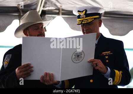 Links, Sean Flynn, Wildtierdirektor des Nevada Department of Wildlife und Konteradmiral Brian Penoyer, Kommandant der elften Küstenwache, nehmen am Freitag an einer Silbermedaille für Flynn Teil, der im Mai 2020 ein dreijähriges Mädchen vor dem Ertrinken am Lake Mead in Boulder City, Nevada, rettete. Stockfoto