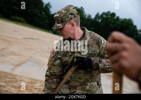 US Army CPL. Christopher York, ein Soldat der 610th Engineer Company, 14. Engineer Bataillon, 555. Engineer Brigade, Joint Base Lewis-McChord, Washington, Hilft beim Aufbau eines erhöhten Gehwegs für die Verarbeitung afghanischer Evakuierte in Ft. McCoy, Wisconsin, 27. August 2021. Das Verteidigungsministerium stellt über das US-Nordkommando und zur Unterstützung des Außenministeriums und des Heimatschutzministeriums bis zu 50,000 afghanische Evakuierte in geeigneten Einrichtungen in permanenten oder temporären Strukturen zur Verfügung Stockfoto