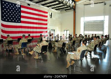 Die Washington Air National Guardsmen werden am 27. August 2021 in Camp Murray, Washington, außer Dienst gestellt. Die Air Guardsmen werden zur Unterstützung der Operation Allies Refuge in der Joint Base McGuire-Dix-Lakehurst, NJ, eingesetzt, um die Evakuierung afghanischer Flüchtlinge zu unterstützen. Stockfoto