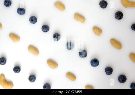 Vollformat Nahaufnahme Waldfrüchte frische Beeren bunt gemischt große Mischung im Studio auf weißem Hintergrund. Isolierte leckere Essensmuster aus Erdnüssen, Cashewkernen, domestizierten, wilden Blaubeeren Stockfoto
