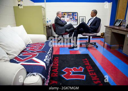 Präsident Barack Obama spricht mit dem ehemaligen Vizepräsidenten Al Gore an der McGavock Comprehensive High School in Nashville, Tennessee, 30. Januar 2014. (Offizielles Foto des Weißen Hauses von Pete Souza) Dieses offizielle Foto des Weißen Hauses wird nur zur Veröffentlichung durch Nachrichtenorganisationen und/oder zum persönlichen Druck durch die Betreffzeile(en) des Fotos zur Verfügung gestellt. Das Foto darf in keiner Weise manipuliert werden und darf nicht in kommerziellen oder politischen Materialien, Anzeigen, E-Mails, Produkten oder Werbeaktionen verwendet werden, die in irgendeiner Weise die Zustimmung oder Billigung des Präsidenten, der ersten Familie oder des W nahelege Stockfoto