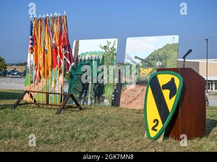 FORT HOOD, TX - das 2. Panzerbrigade-Kampfteam, 1. Kavalleriedivision, „Black Jack“, hielt eine Beobachtung zum 104. Geburtstag der Brigade, 27. August 2021, auf Black Jack Field, Fort Hood, TX. Obwohl die Beobachtung eine Feier der Geschichte und der Errungenschaften der Brigade war, nahm sich Oberst Ian Palmer, Kommandant von „Black Jack“, die Zeit, die jüngste Tragödie im Nahen Osten anzuerkennen. „während wir heute unsere Geschichte feiern, sollten wir nicht vergessen, dass es immer noch US-Dienstmitglieder gibt, die sich in der Art und Weise von Harm’s Way befinden“, sagte COL Palmer. “Lassen Sie die Ereignisse von gestern eine starke Erinnerung, dass unsere sein Stockfoto