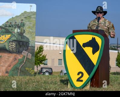 FORT HOOD, TX - Oberst Ian Palmer, Kommandant des 2. Panzerbrigade-Kampfteams, 1. Kavallerie-Division, „Black Jack“, sprach bei der Beobachtung des 104. Geburtstages der Brigade am 27. August 2021 auf dem Black Jack Field, Fort Hood, TX. Obwohl die Beobachtung eine Feier der Geschichte und der Errungenschaften der Brigade war, nahm sich Oberst Ian Palmer, der Kommandeur von „Black Jack“, die Zeit, die jüngste Tragödie im Nahen Osten anzuerkennen. „während wir heute unsere Geschichte feiern, sollten wir nicht vergessen, dass es immer noch US-Dienstmitglieder gibt, die sich in der Art und Weise von Harm’s Way befinden“, sagte COL Palmer. „ Stockfoto