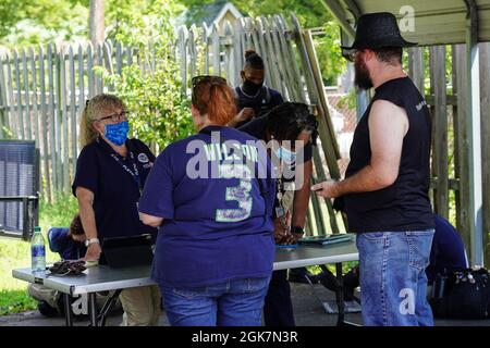 Waverly, TN (27. August 2021) - Überlebende von Überschwemmungen in Waverly, Tennessee, wenden sich an die FEMA, um Hilfe zu erhalten. Robert Kaufmann/FEMA Stockfoto