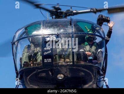 PHILIPPINISCHES MEER (Aug 26, 2021) – ein Chetak-Hubschrauber der indischen Marine landet auf dem Flugdeck des Arleigh Burke-Klasse-Lenkflugkörper-Zerstörers USS Barry (DDG 52) während MALABAR 2021. Barry ist derzeit im Einsatz und unterstützt Commander, Task Force 71 (CTF 71)/Destroyer Squadron 15 (DESRON 15), die größte vorwärtseingesetzte DESRON der Marine und die wichtigste Surface Force der 7. US-Flotte. Stockfoto